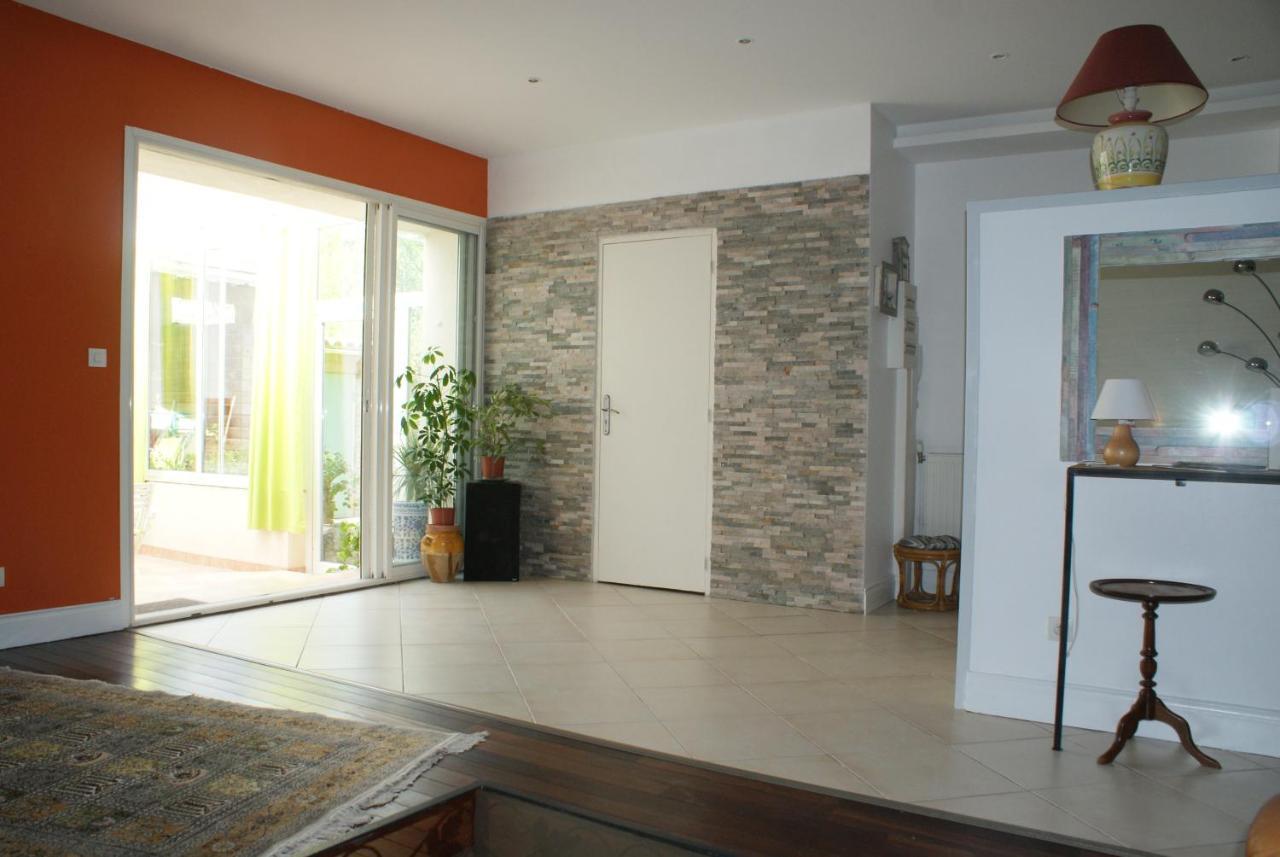 Spacieuse maison de village avec jardin patio Bessan Extérieur photo