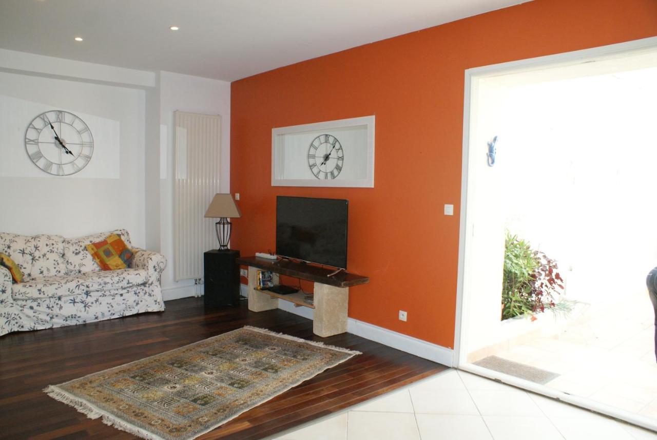 Spacieuse maison de village avec jardin patio Bessan Extérieur photo